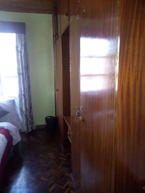 Escritorio, cortinas blackout, wifi gratis y ropa de cama 