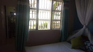 Quarto solteiro | Escrivaninha, cortinas blackout, Wi-Fi de cortesia, roupa de cama
