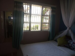 Escritorio, cortinas blackout, wifi gratis y ropa de cama 