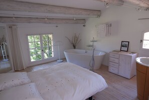 Individually decorated, individually furnished, free WiFi, bed sheets - La ferme Chambres d'Hôtes (Saint-Marc-Jaumegarde)