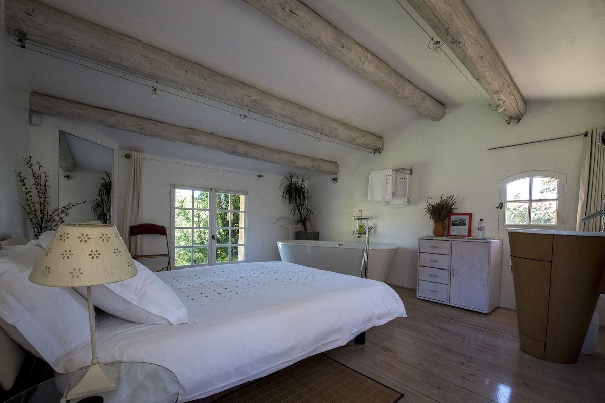 Habitación doble (Un nid en Provence) | Wifi gratis, decoración individual, mobiliario individual y ropa de cama