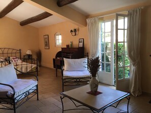 Individually decorated, individually furnished, free WiFi, bed sheets - La ferme Chambres d'Hôtes (Saint-Marc-Jaumegarde)