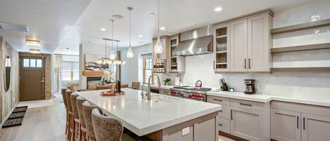 Maison, 6 chambres | Cuisine privée | Cafetière/bouilloire, réfrigérateur, micro-ondes, four
