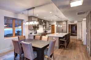 House, 6 Bedrooms | Private kitchen