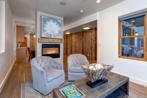 House, 6 Bedrooms | Living room