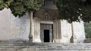 A stone staircase leading to a building with a gothic arch and a statue above the entrance. - Ferme le Pavillon (Bargemon)