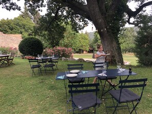 Outdoor dining - Ferme le Pavillon (Bargemon)