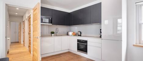 Een koelkast, een microgolfoven, een oven, een kookplaat