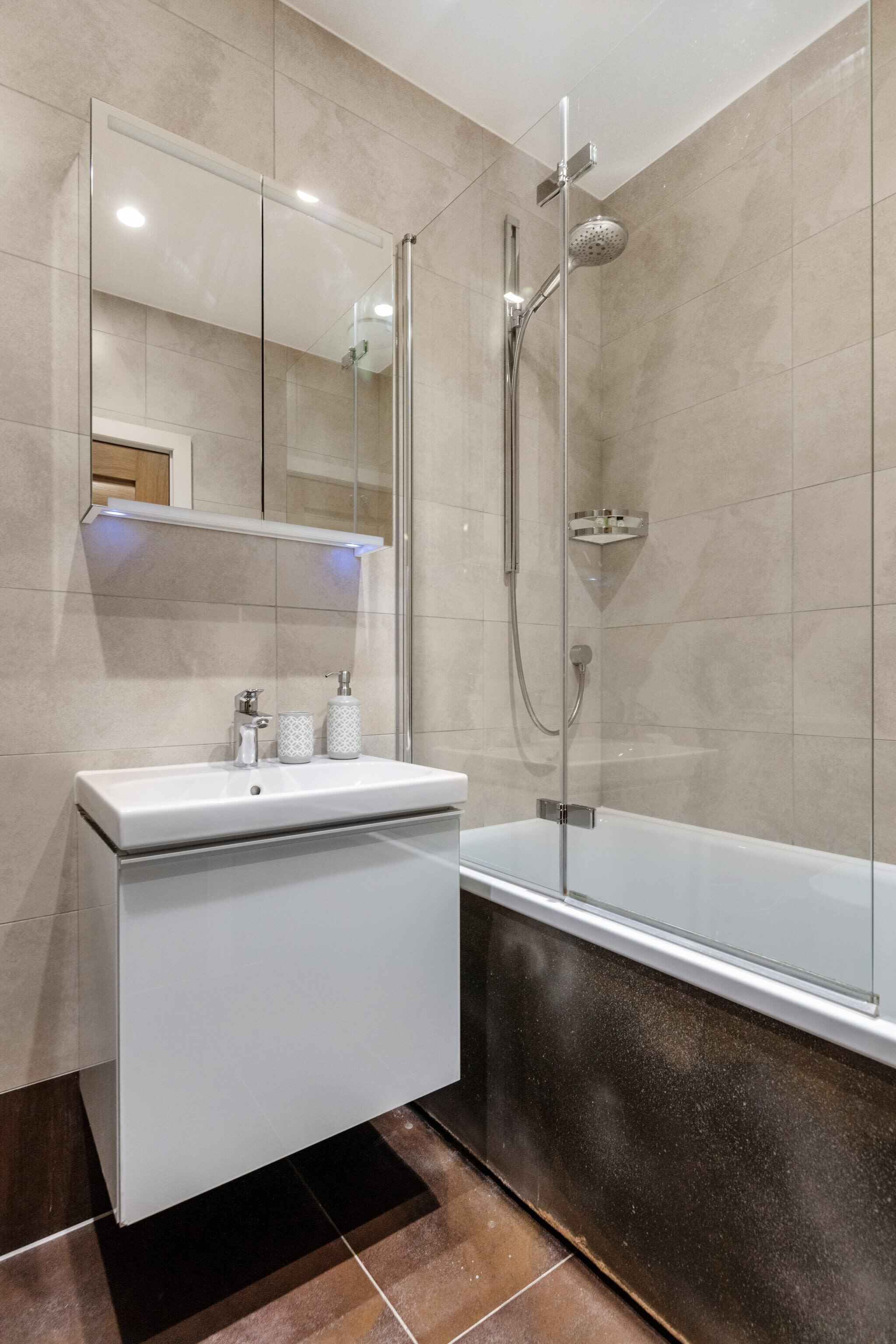Combined shower/bathtub, hair dryer, towels