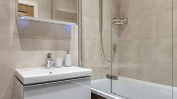 Combined shower/bathtub, hair dryer, towels