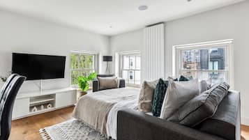 1 habitación, tabla de planchar con plancha, wifi gratis y ropa de cama