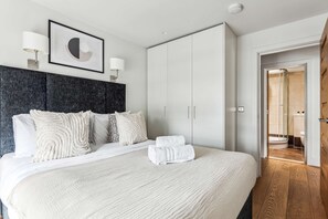 1 chambre, bureau, fer et planche à repasser, lit de bébé portatif