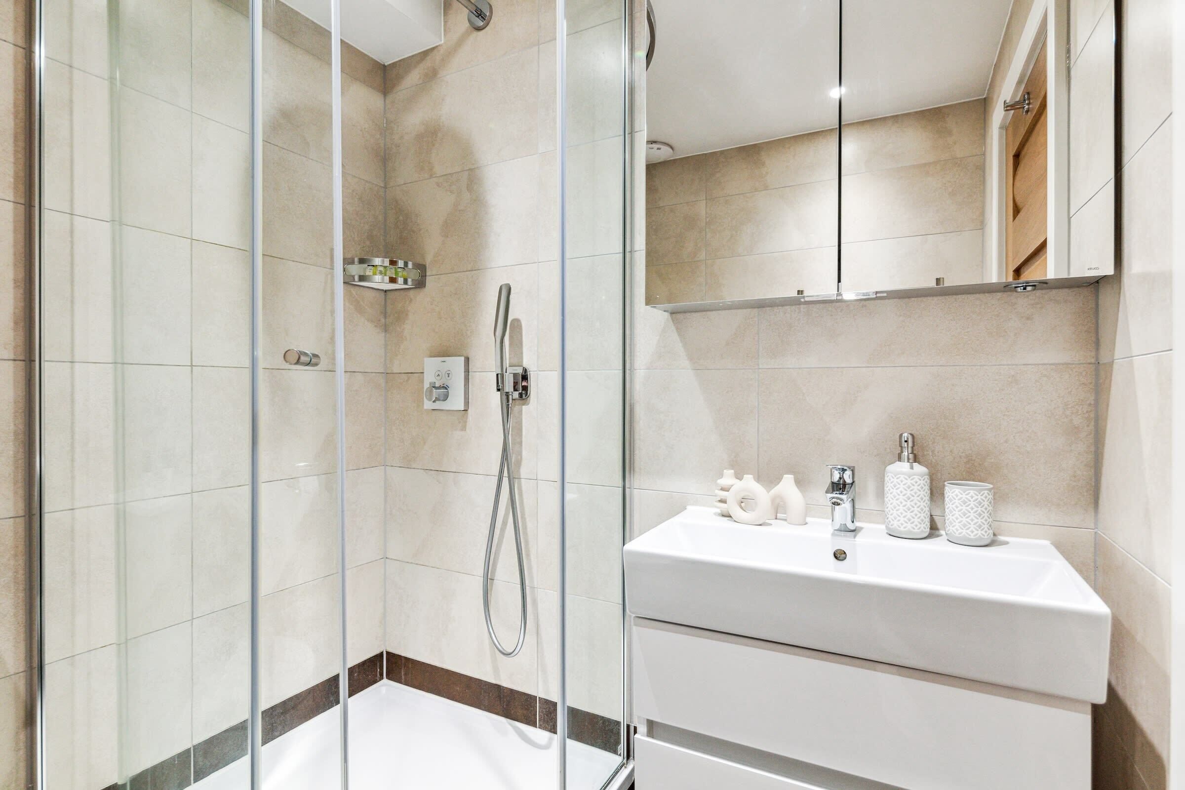 Dusj, hårføner, håndklær og såpe