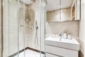 Shower, hair dryer, towels, soap - In the Heart of London - Fitzrovia – Soho Area - 1BR Flat (London)