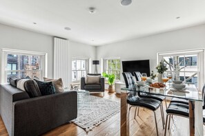 Smart TV, offices - Central Fitzrovia 1BR Flat, Walk to Soho (London)