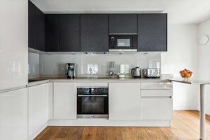 Coffee/tea maker, fridge, microwave, oven - Central Fitzrovia 1BR Flat, Walk to Soho (London)
