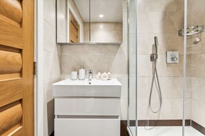 Shower, hair dryer, towels, soap - Central Fitzrovia 1BR Flat, Walk to Soho (London)