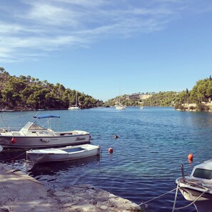 En la playa, camastros y toallas de playa