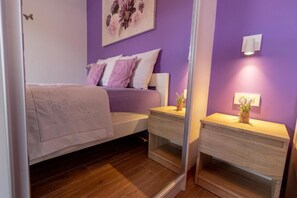 Romantisches Apartment, Terrasse, Meerseite | Daunenbettdecken, Schreibtisch, kostenloses WLAN, Bettwäsche