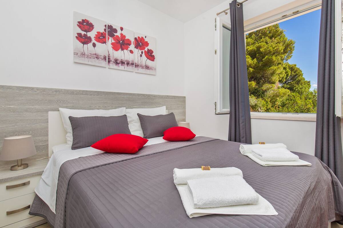 Exclusive Apartment, 2 Bedrooms, Balcony, Sea View | Down comforters, desk, WiFi (free), bed sheets