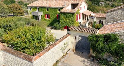 Gîte *** le MAGNAN, 50m², charm and nature, heated swimming pool, south Ardèche