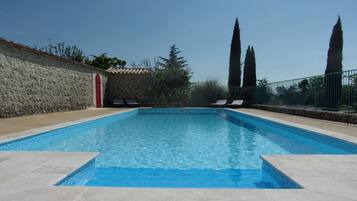 Una piscina al aire libre, una piscina climatizada