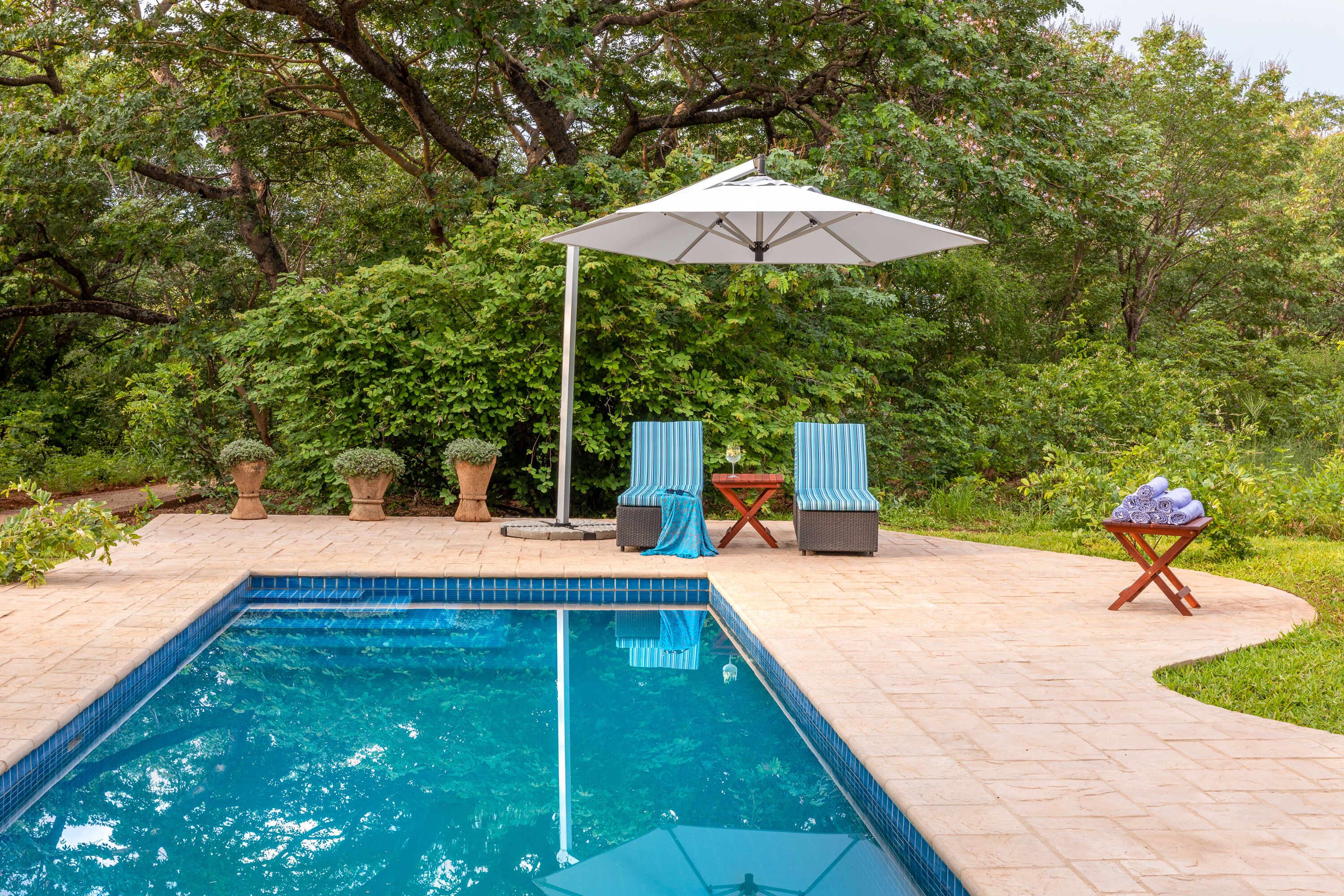 สระว่ายน้ำกลางแจ้ง, ร่มริมสระว่ายน้ำ, เก้าอี้อาบแดดริมสระ