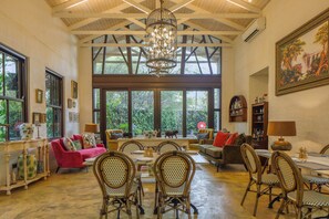 Lounge - Mbano Manor Hotel Victoria Falls (Victoria Falls)