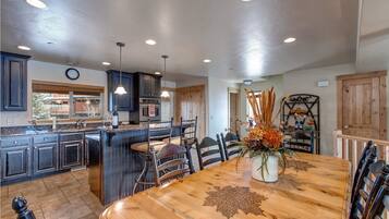 Townhome, 5 Bedrooms | Private kitchen | Fridge, microwave, oven, stovetop