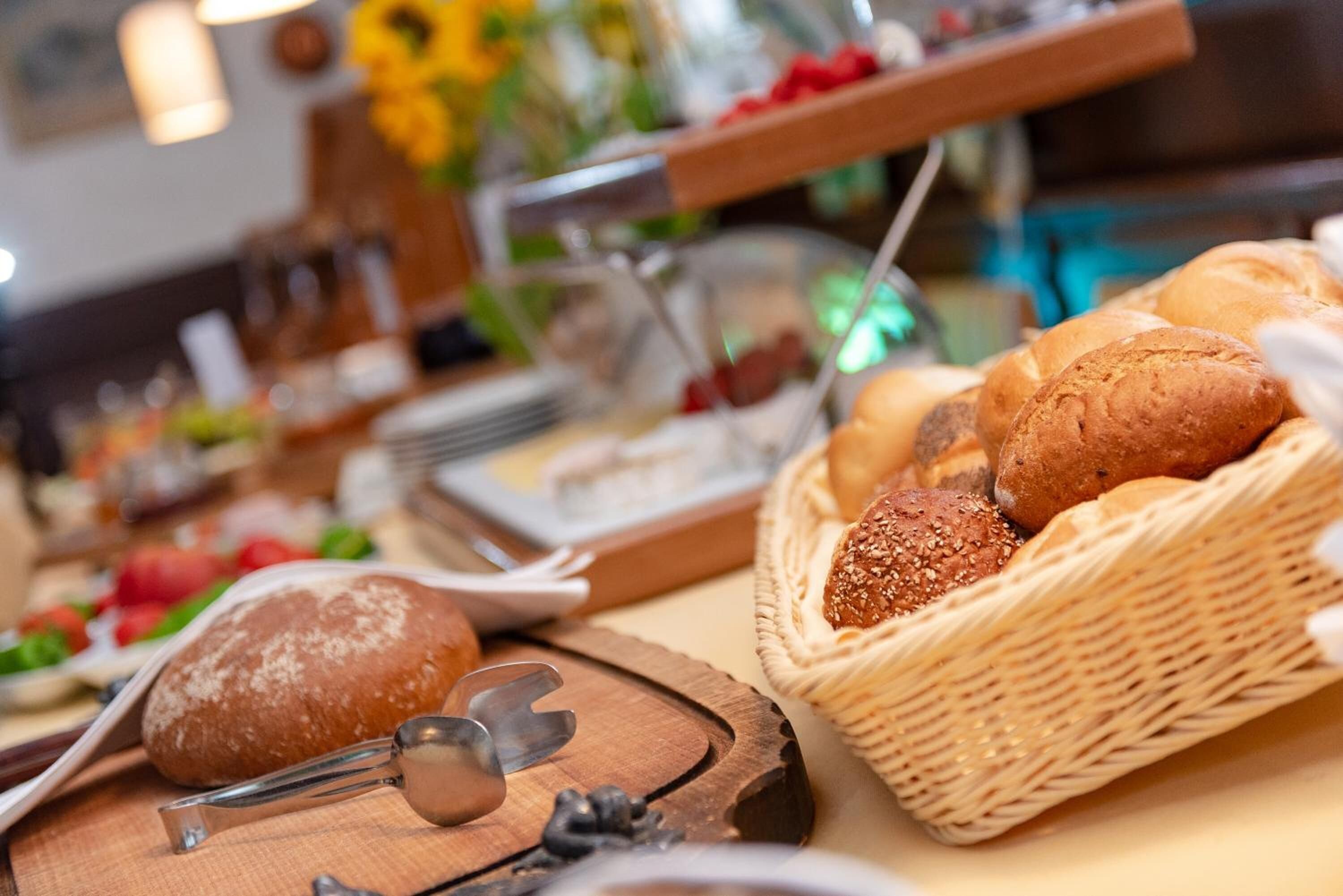 Un buffet proposant une variété de pains et de viennoiseries.
