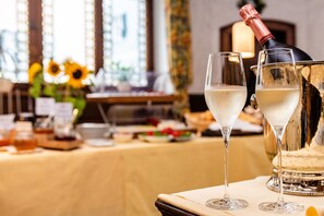 A table with two champagne flutes and a bottle of champagne. - Hotel zum Löwen (Weissenhorn)