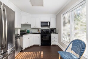 Een koelkast, een vaatwasser, een koffiezetapparaat/waterkoker