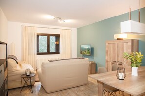 TV, table tennis - House with private pool, isolated and very quiet at the end of town. (Llampaies)