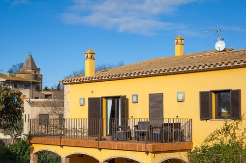 Maison avec piscine privée, isolée et très calme en bout de ville.