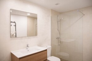 Combined shower/bathtub, hair dryer, bidet, towels - House with private pool, isolated and very quiet at the end of town. (Llampaies)