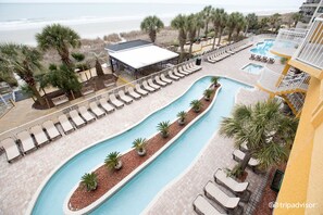 Una piscina techada, una piscina al aire libre