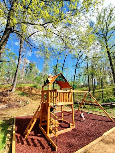 YOUR OWN PRIVATE 12 ACRE LAKE, 80 ACRES, HOT TUB & GAME BARN