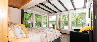 YOUR OWN PRIVATE 12 ACRE LAKE, 80 ACRES, HOT TUB & GAME BARN