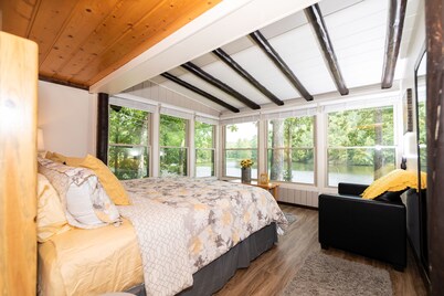 YOUR OWN PRIVATE 12 ACRE LAKE, 80 ACRES, HOT TUB & GAME BARN