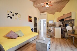 TV - Holiday apartments Medulin / Charming apartment with terrace 1 (Medulin)