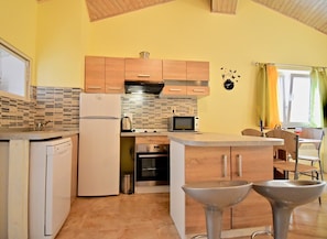 Coffee/tea maker, fridge, microwave, oven - Holiday apartments Medulin / Charming apartment with terrace 1 (Medulin)