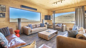 Mountain House | Living area | 37-inch flat-screen TV with digital channels, TV, Netflix