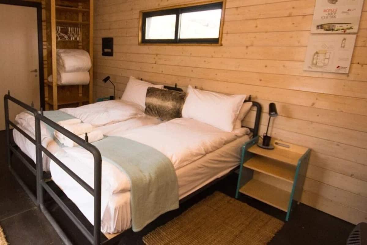 1 bedroom, bed sheets