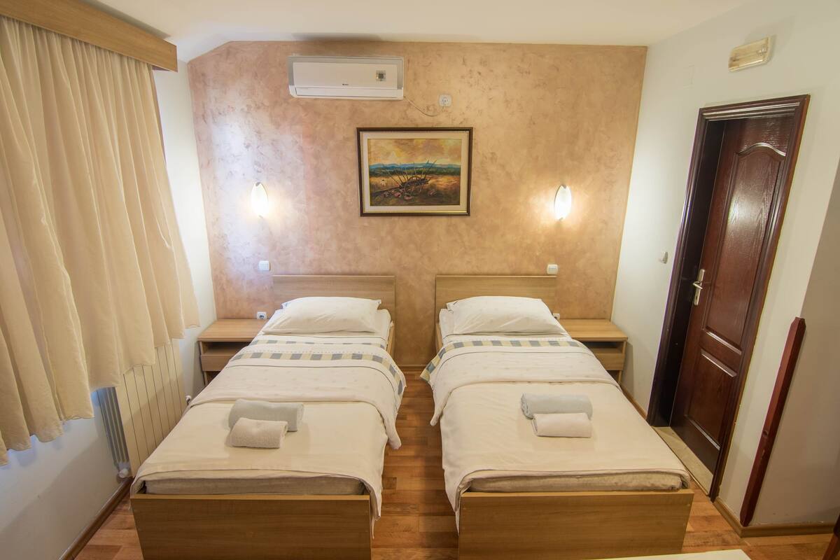 Basic Room | Minibar, soundproofing, WiFi (free), bed sheets