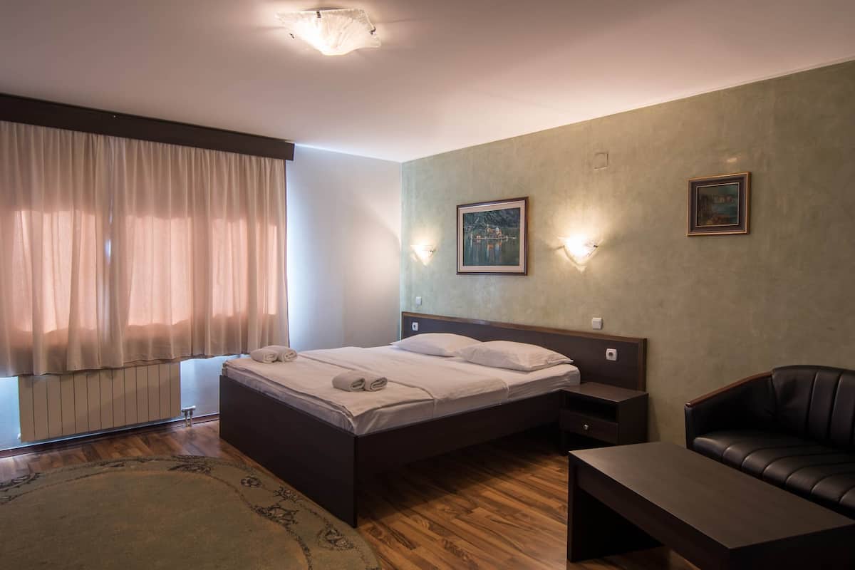 Business Room | 1 bedroom, minibar, soundproofing, free WiFi