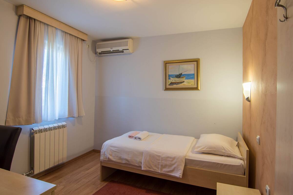 Economy Room | Minibar, soundproofing, WiFi (free), bed sheets