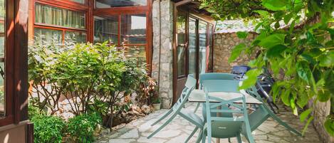 تناول الطعام بالخارج