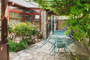 Outdoor dining - Hotel Ambiente (Podgorica)