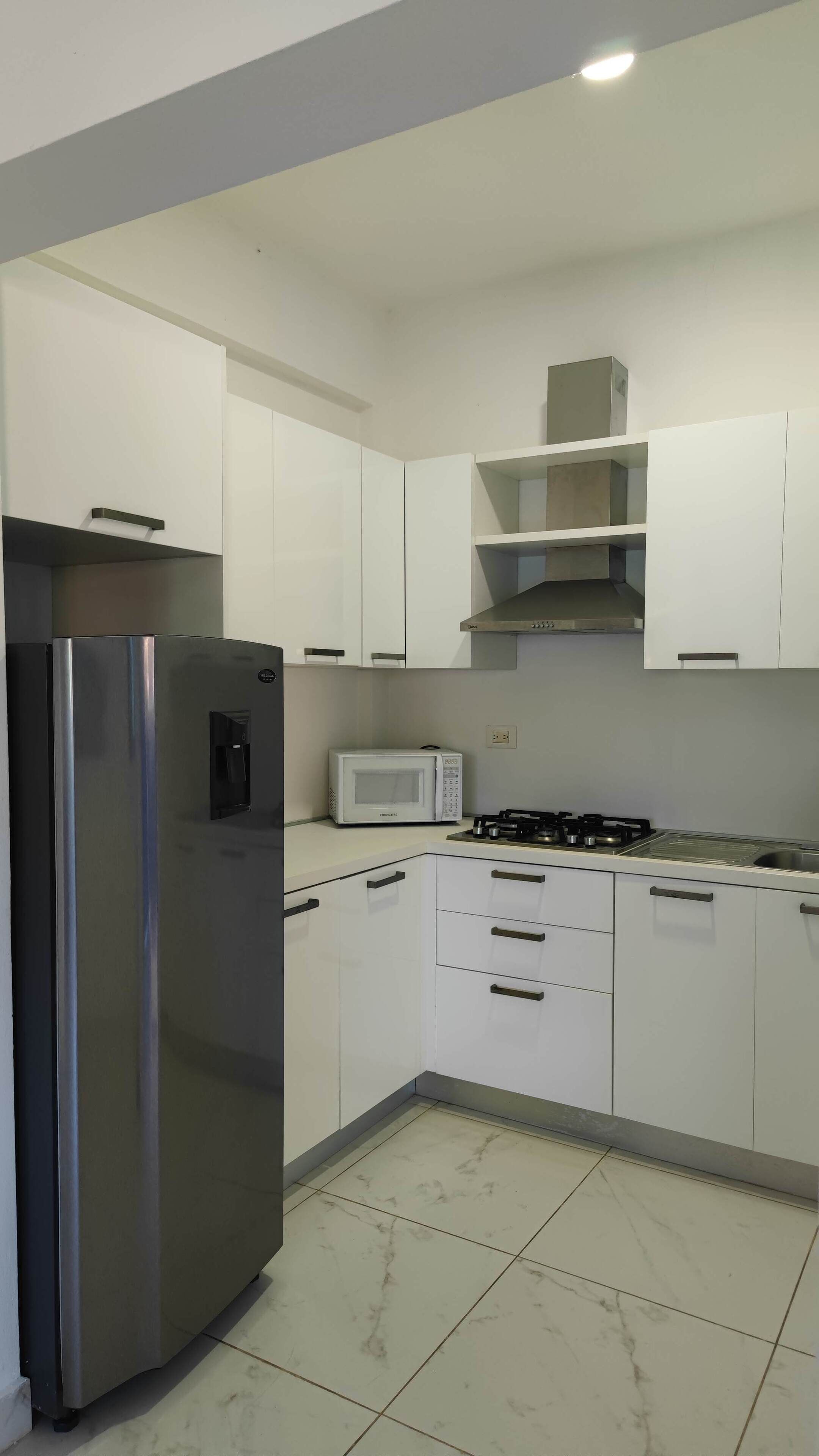 Kühlschrank, Mikrowelle, Herdplatte, Wasserkocher mit Kaffee-/Teezubehör