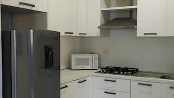 Kühlschrank, Mikrowelle, Herdplatte, Wasserkocher mit Kaffee-/Teezubehör